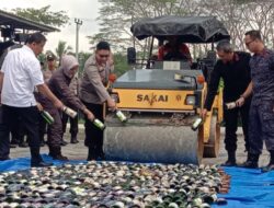 Jelang Nataru, Ribuan Botol Miras Berbagai Merk dan Ukuran di Musnahkan
