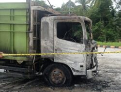 Bhabinkamtibmas Sigap dan Tanggap Datangi TKP Bantu Padamkan Kebakaran Mobil Dalam Rest Area TOL