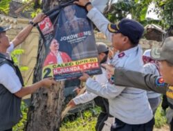 Bawaslu Lamsel Tertibkan Alat Peraga Kampanye (APK)