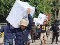 Sat Polairud Polres Lampung Selatan Kawal Pendistribusian Logistik Pemilu Menuju Pulau Sebesi
