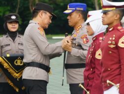 Kapolri Beri Pin Emas Kepada Pengasuh dan Taruna Berprestasi