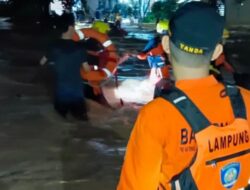 Tim SAR Gabungan, Evakuasi Korban Banjir di Bandar Lampung Dan Lampung Selatan