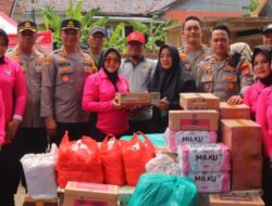 Polda Lampung, Berjibaku Bantu Korban Banjir