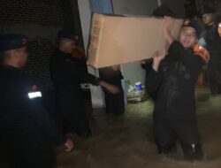 Brimob Polda Lampung Respon Cepat Membantu Korban Banjir