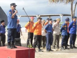 Damkar Dan Penyelamatan Gelar Latihan Bersama di Pantai Kalianda Beach 