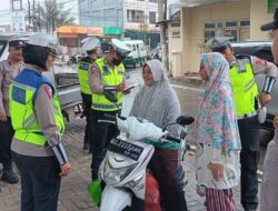 Menjaga Pengunjung Dan Pedagang Agar Tertib Berlalu Lintas, Ops Keselamatan Krakatau Turun Ke Pasar Tradisional