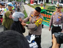 Operasi Keselamatan Krakatau 2024, Polres Lamsel Bagi Helm dan Takjil ke Pengendara