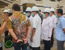 Agus Sartono Wakil Ketua DPRD Lamsel Dampingi Mendag Tinjau PT Charoen Pokphand Feedmill