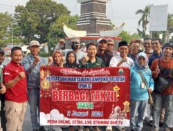 Wartawan Lampung Selatan Turun ke Jalan Bagikan Takjil