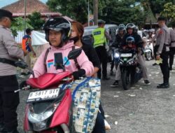 Petugas Gabungan Pasang Stiker Pada Kendaraan Arus Balik Lebaran