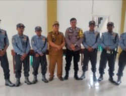 Pemerintahan Desa Belambangan Bagikan Seragam LINMAS