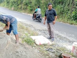 Bentuk Keprihatinan!! CV. Dua Nusa Perbaiki Jalan Rusak
