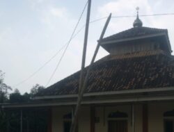 Warga Sukamaju Keluhkan Tiang Listrik, PLN Cabang Sidomulyo Tidak Menggubris
