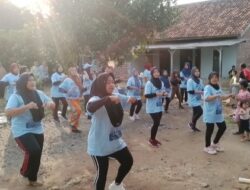 Pendukung Egi-Syaiful, Emak-Emak Dusun Kayubi Meriahkan Senam” Egi Oke Gass”
