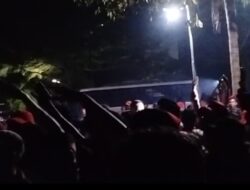 Tim Calon Bupati dan Wakil Bupati Lampung Selatan Egi-Syaiful Dilempar Batu