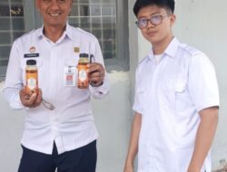 Panen Masal Madu, Kalapas Bagikan 170 Botol Madu Kepada Petugas Lapas