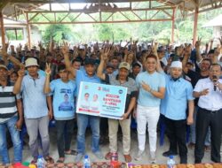 Cabup Radityo Egi Pratama Resmikan Bantuan Perahu di Desa Betung