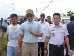 Bupati Terpilih Radityo Egi Pratama Sambangi Masyarakat Yang Terkena Banjir Serta Memberikan Bantuan