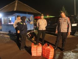 Polres Lampung Selatan dan PT BBJ Bagikan 600 Kotak Nasi untuk Awak Truk di Pelabuhan Bakauheni