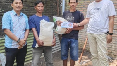 Bentuk Kepedulian, UPK DAPM Kalianda Bersama Kades Hara Banjar Manis Berikan Bantuan