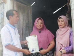 Tanpa Gengsi ! Kepala SMA Negeri 2 Kalianda, Herwansyah Blusukan Secara Door to door Serahkan Ijazah Secara Gratis