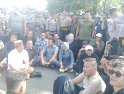 Ketua DPRD Lamsel dan Bupati Lamsel Turun Langsung Temui Pengunjuk Rasa