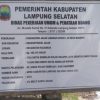 Kontraktor Dinilai Abaikan Aturan, Papan Proyek APBD Lampung Selatan Dipasang di Batang Pohon