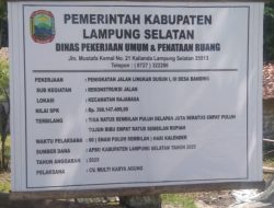 Kontraktor Dinilai Abaikan Aturan, Papan Proyek APBD Lampung Selatan Dipasang di Batang Pohon