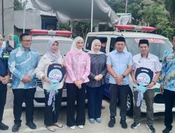Bella Jayanti Dampingi Putri Zulhas Serahkan Bantuan 2 Unit Mobil Ambulance