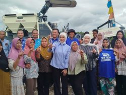 Putri Zulkifli Hasan Serahkan Bantuan Combine Harvester di Desa Tajimalela