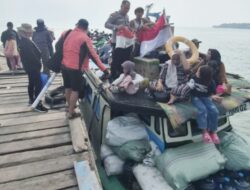 Aipda Deni Madyistira Ganti Bendera Merah Putih yang Rusak Mendapatkan Apresiasi dari Masyarakat Pesisir