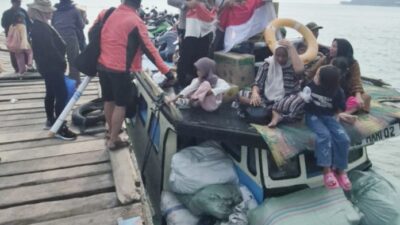 Aipda Deni Madyistira Ganti Bendera Merah Putih yang Rusak Mendapatkan Apresiasi dari Masyarakat Pesisir